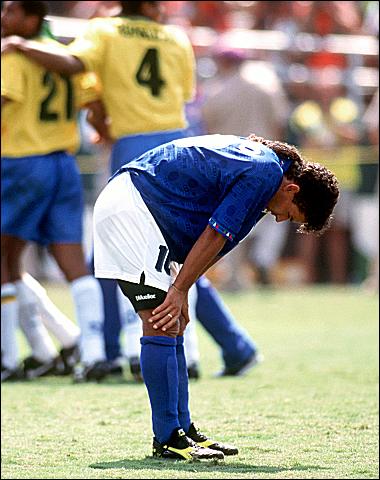 Roberto Baggio deluso dopo il rigore sbagliato nella finale USA 94